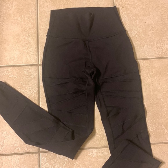 Lululemon Wunder Under Leggings with mesh - Picture 2 of 4